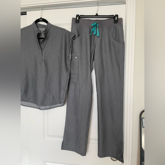 SOLD Figs SET graphite Rafaela XXS top/ Kade XS bottoms - Picture 3 of 6